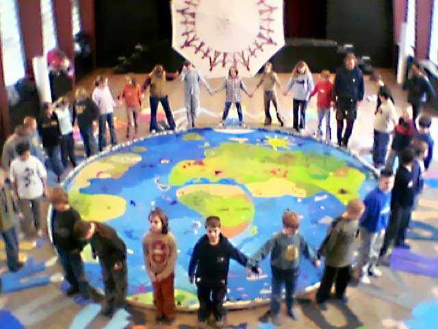 Hier sieht man die 5b, die eine wirkliche schöne WElt gemalt hat. Sie enthält die metaphysische Komponenete