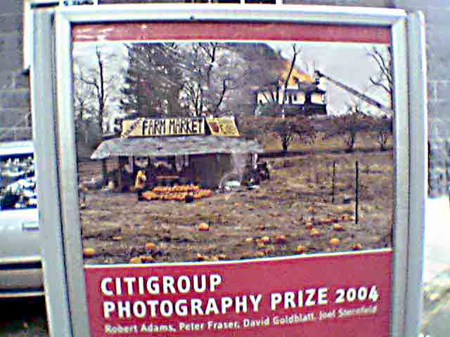 Vorne werden noch die Melonen gehandelt, hinten wird das Haus schon gelöscht.